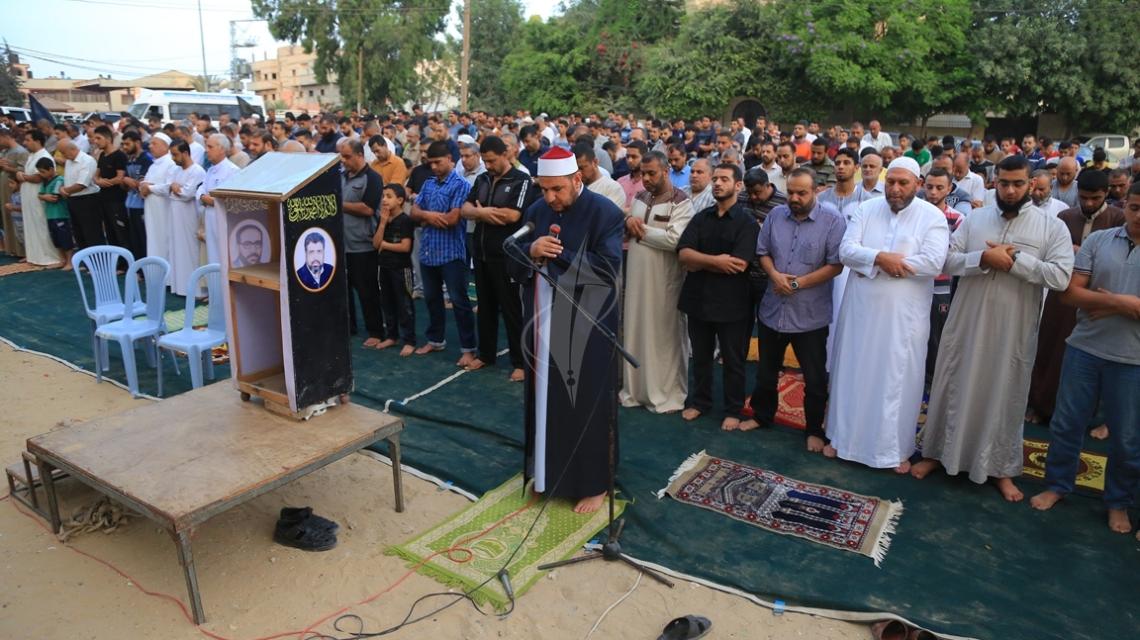بالصور:حركة الجهاد تقيم صلاة العيد في العراء بمحافظات القطاع