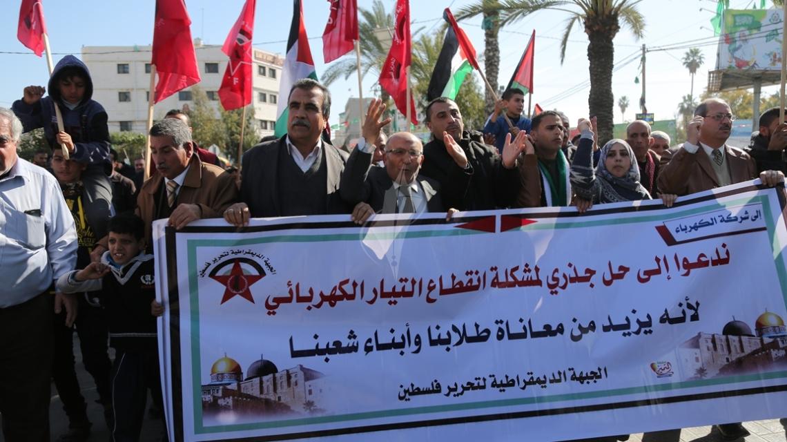 بالصور :الديمقراطية تنظم تظاهرة بميدان فلسطين ضد استمرار انقطاع الكهرباء