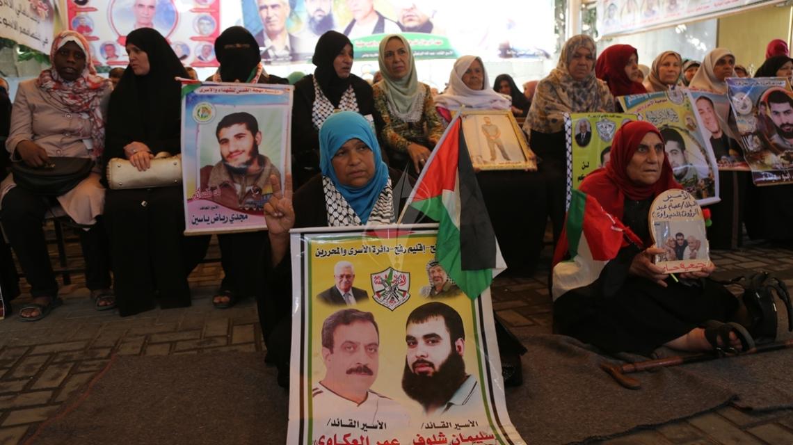 بالصور:اعتصام اهالى الاسرى امام مقر الصليب الاحمر بمدينة غزة