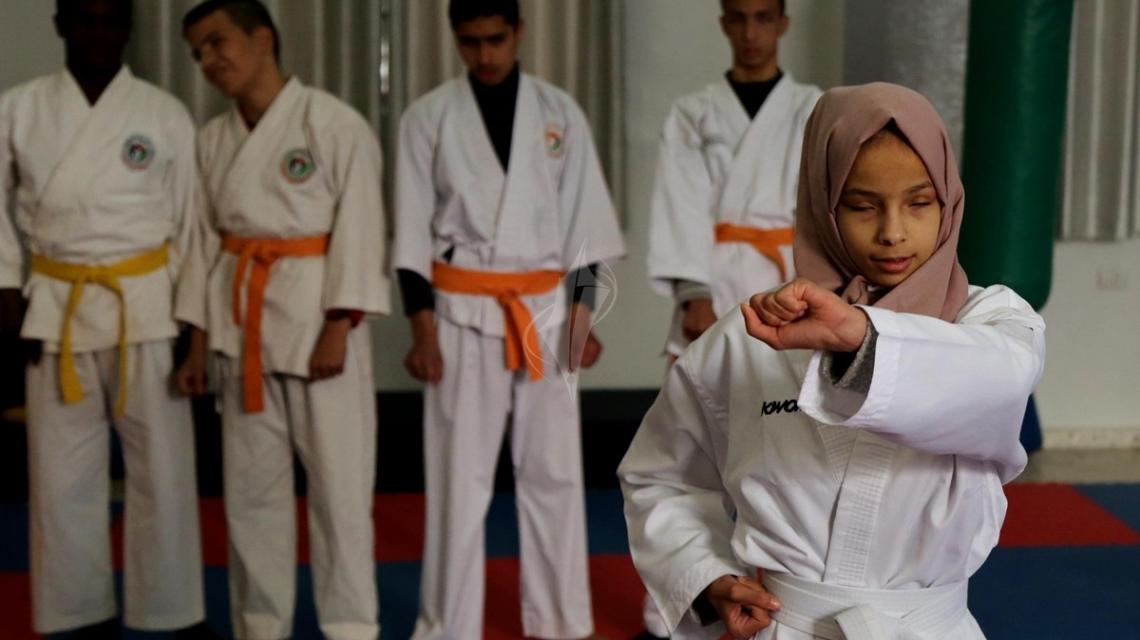 بالصور:مكفوفون يمارسون لعبة الكاراتيه بمدينة غزة