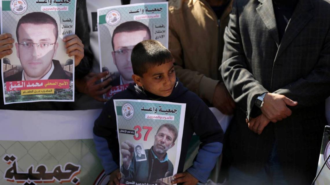 بالصور:فلسطينيون يضربون عن الطعام تضامناً مع الأسرى داخل خيمة أقامتها مؤسسة واعد ومنتدى الإعلاميين بغزة