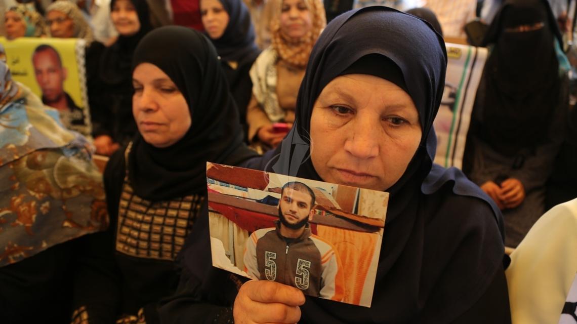 بالصور:اعتصام اهالى الاسرى امام الصليب الاحمر بمدينة غزة