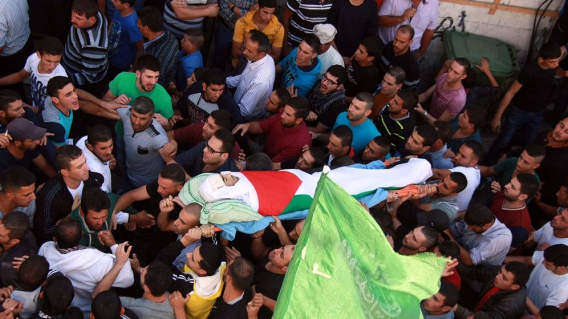 بالصور:تشييع جثمان الشهيد إبراهيم عوض (27 عاما)، في بلدة بيت أمر شمال الخليل. تصوير: سمر بدر