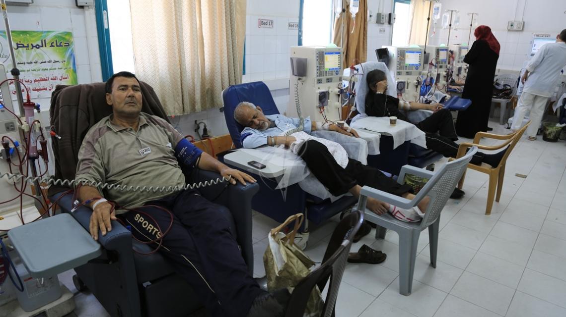 بالصور:وقفة بمشاركة مرضى الكلى في مشفى الشفاء بغزة احتجاجاً على استمرار الحصار وتفاقم أزمة الكهرباء