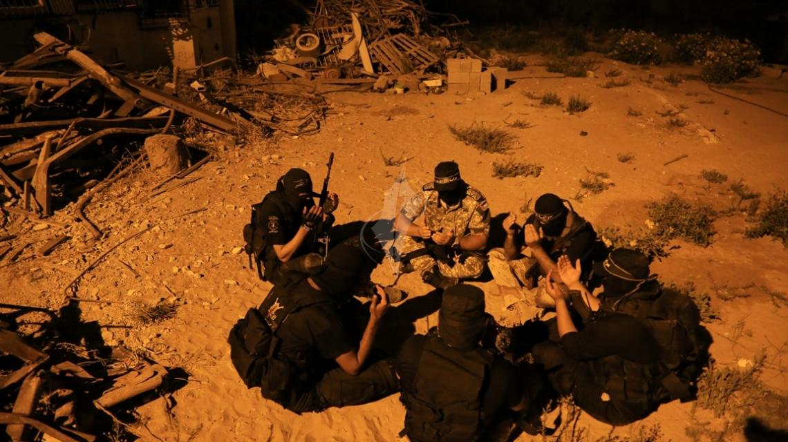 بالصور:سرايا القدس تقضي رباطها في ليلة السادس من رمضان بالدعاء والصلاة