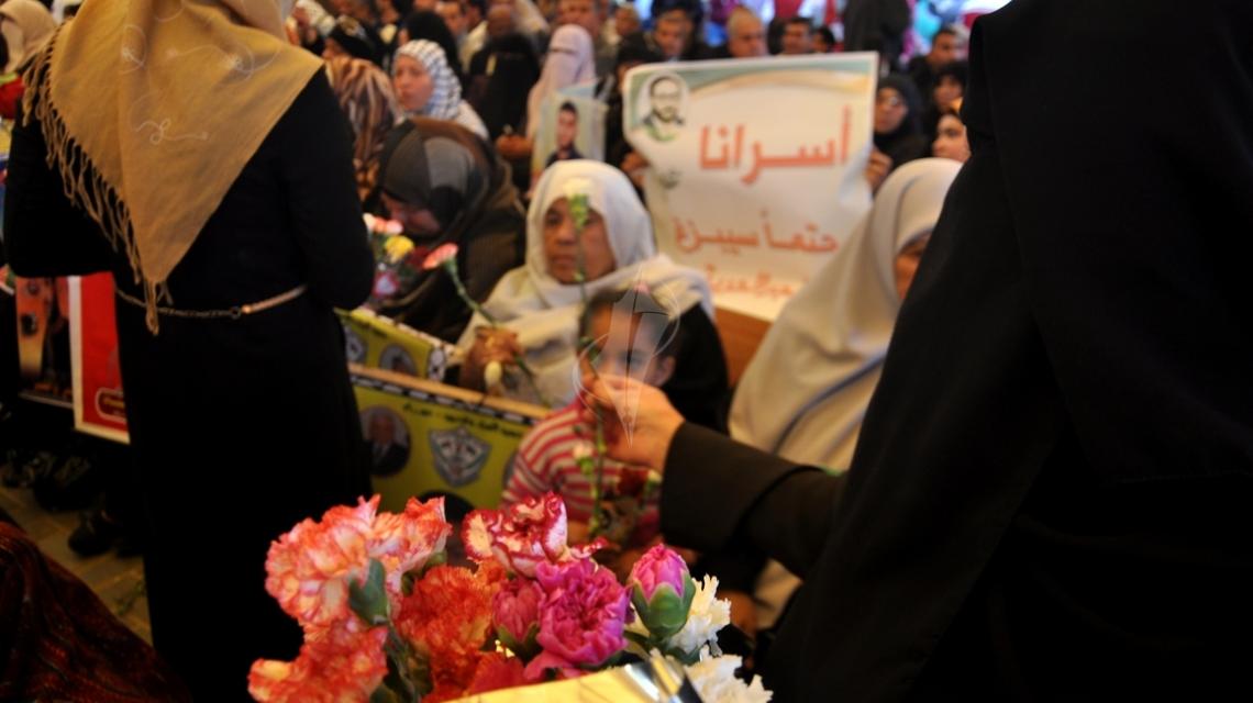 العمل النسائى للجهاد يشارك أمهات الأسرى يومهم العالمى بتوزيع الورود