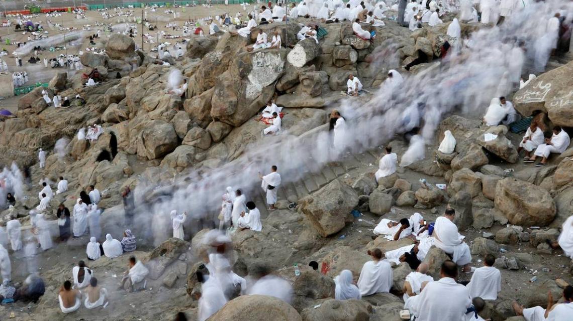بالصور:حجاج بيت الله الحرام يؤدون الركن الاعظم في الحج وهو الوقوف بجبل عرفات