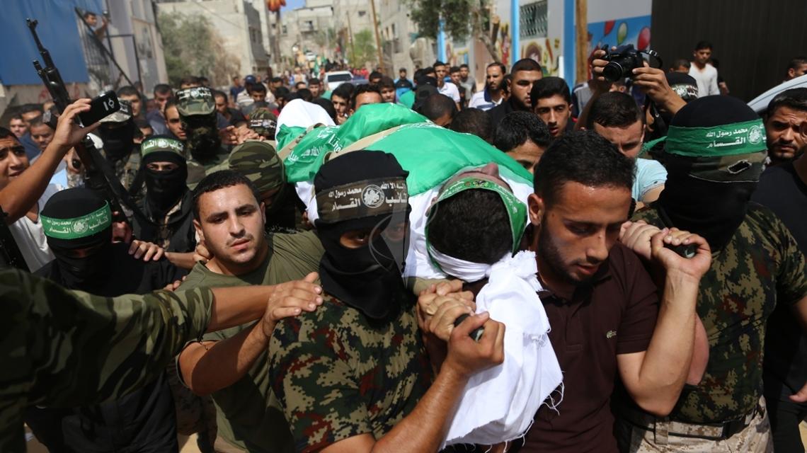 بالصور: تشييع جثمان شهيد الاعداد والتجهيز من كتائب القسام خليل الدمياطى بمدينة غزة