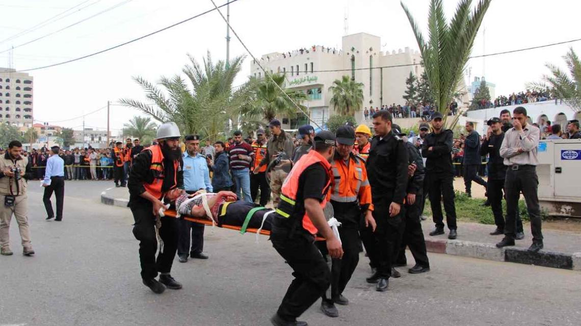 بالصور:وزارة الداخلية والامن الموطني بخانيونس تنظم مناورة بمشاركة الاجهزة الامنية والدفاع المدني والهلال الاحمر