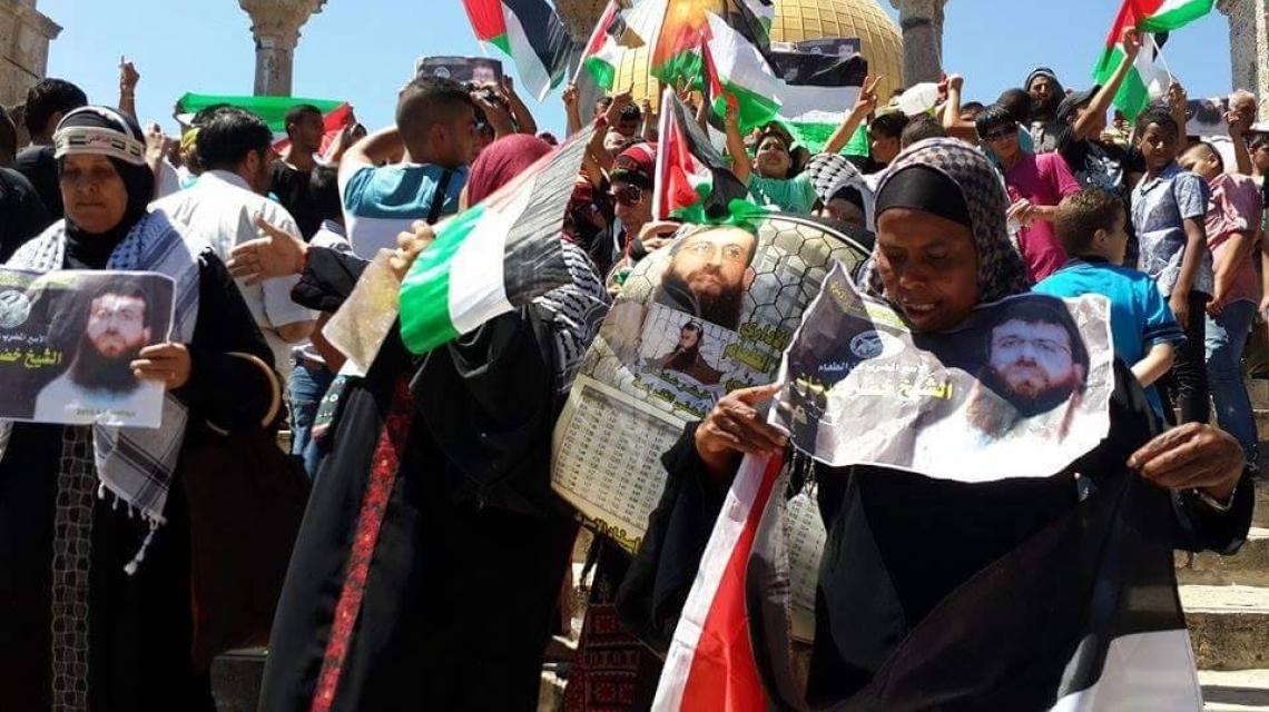 بالصور:من ساحات المسجد الأقصى المبارك بعد صلاة الجمعة وقفة تضامن مع الشيخ خضر عدنان