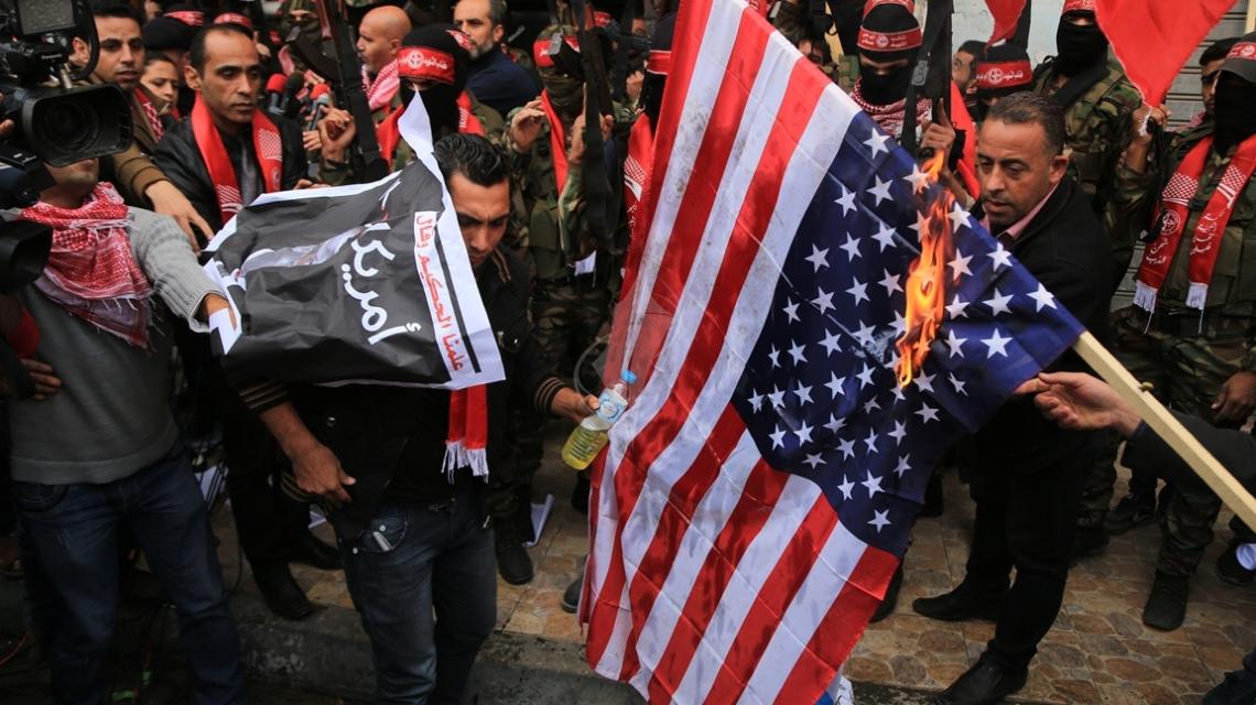 بالصور:الشعبية تحرق صوراً لترامب وعلم إسرائيل وتعلن أن يوم انطلاقتها يوم غضب