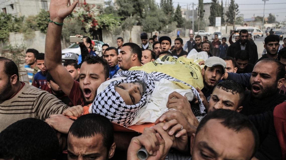 بالصور: جماهير غفيرة تشيع جثمان الشهيد محمد أبو سعدة من مخيم النصيرات وسط قطاع غزة