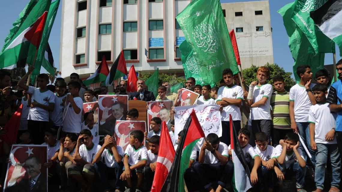 بالصور:حماس تخرج بمسيرات في غزة دعماً للرئيس التركي أردوغان