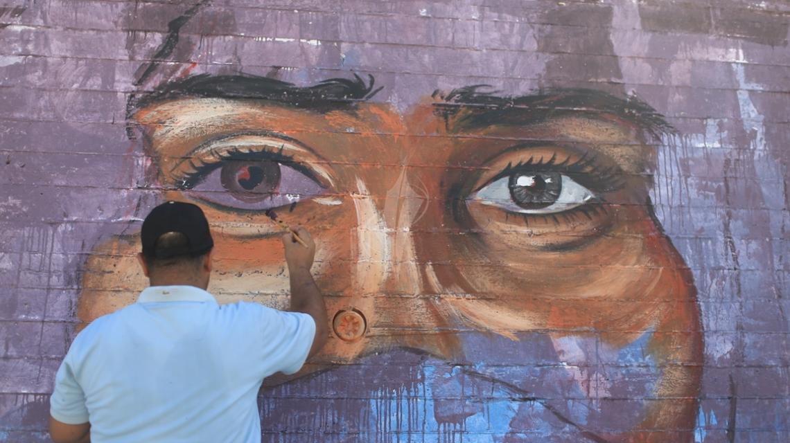 بالصور:رسم جدارية على حائط الميناء الشرقي في اليوم العالمي للسلام