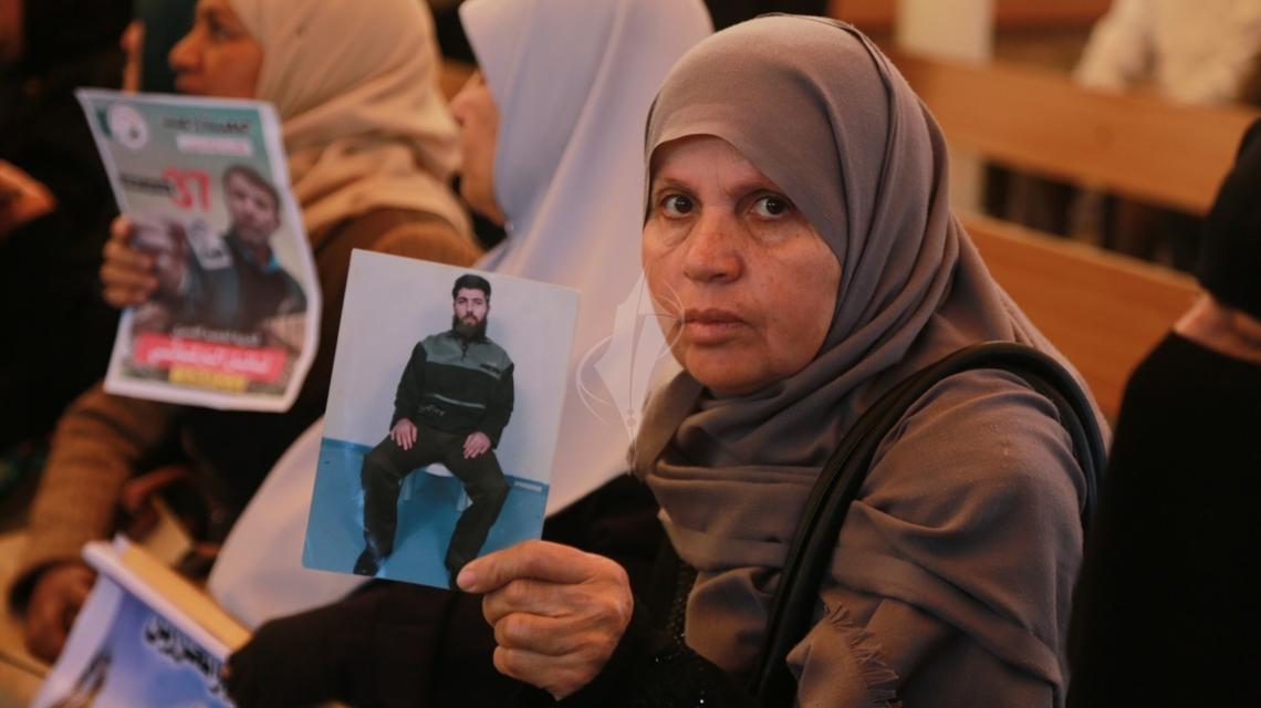 بالصور: اعتصام اهالى الاسرى امام مقر الصليب الاحمر بمدينة غزة