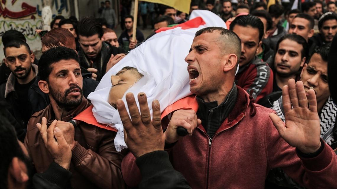 بالصور: جماهير غفيرة تشيع جثمان الشهيد محمد نبيل محيسن من حي الشجاعية .