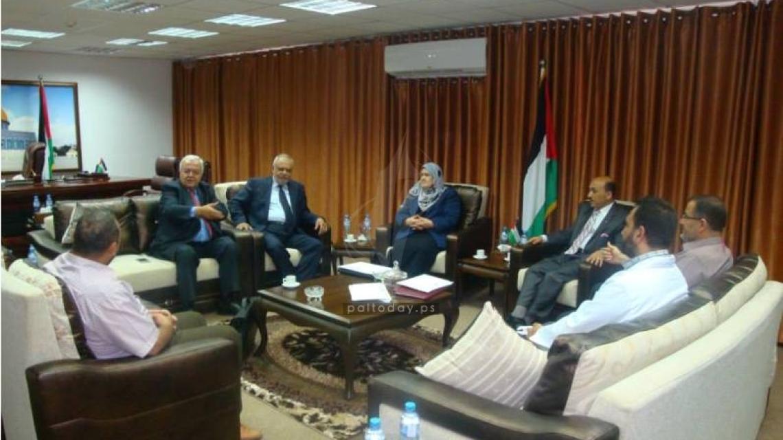 غزة: نقابة الموظفين تنظم وقفة احتجاجية أمام مجلس الوزراء لعدم صرف رواتبهم