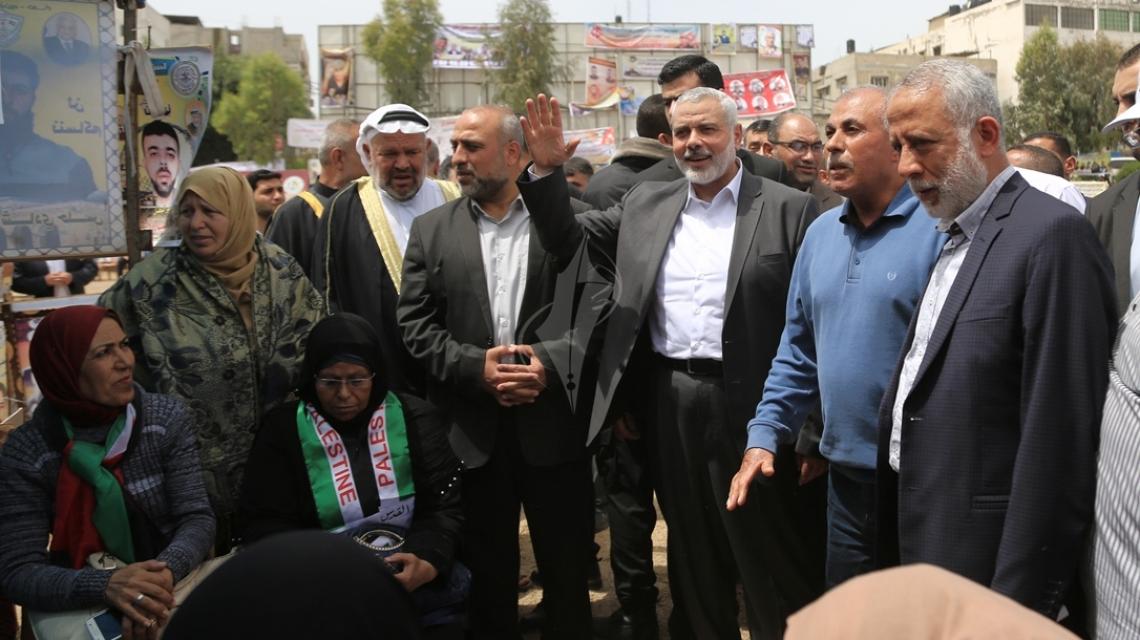 بالصور:قيادة الجهاد الإسلامي وحماس تشاركان في خيمة التضامن مع الاسرى المقاومة على ساحة السرايا