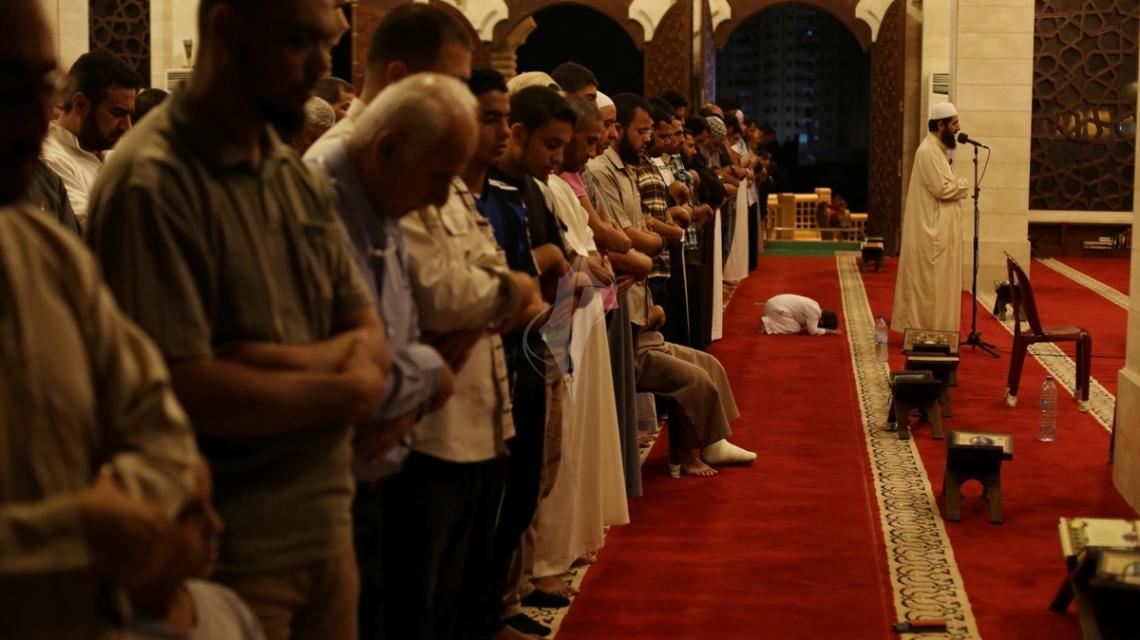 بالصور:: صلاة التراويح من مسجد الخـآلدي على شاطئ بحر مدينة غزة