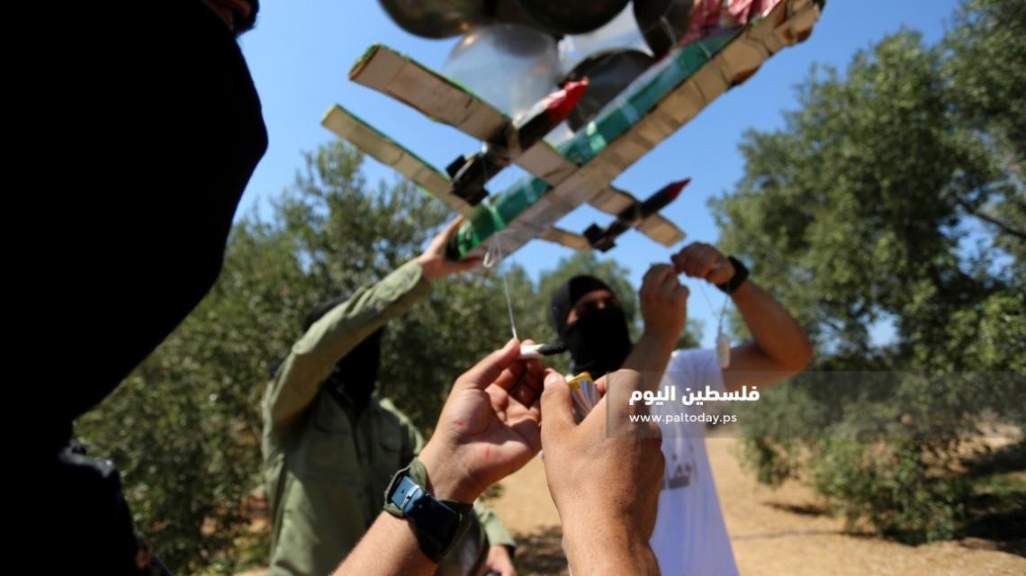 شبان فلسطينيون يستأنفون اطلاق البالونات الحارقة والمتفجرة تجاه المستوطنات الإسرائيلية المحيطة بقطاع غزة