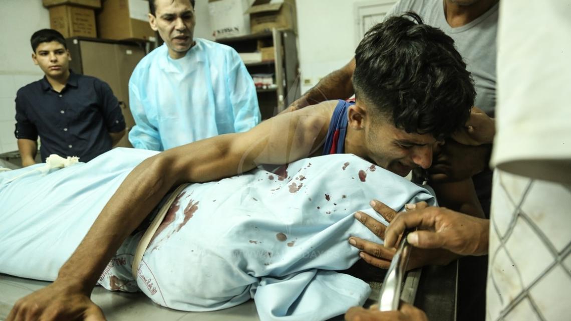 بالصور: وداع مؤثر للشهيد صبري أبو خضر في ثلاجات الشهداء بغزة