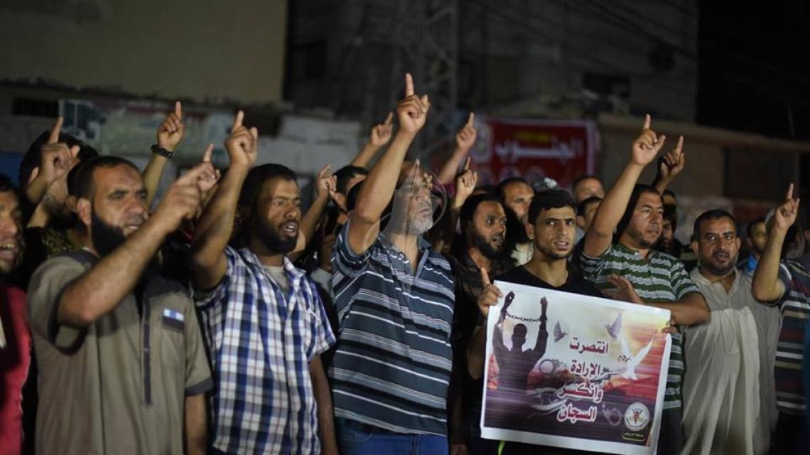 بالصور : حركة الجهاد تنظم وقفة احتفاء بانتصار الأسرى أمام منزل الاسير حسن سلامة فى خانيونس