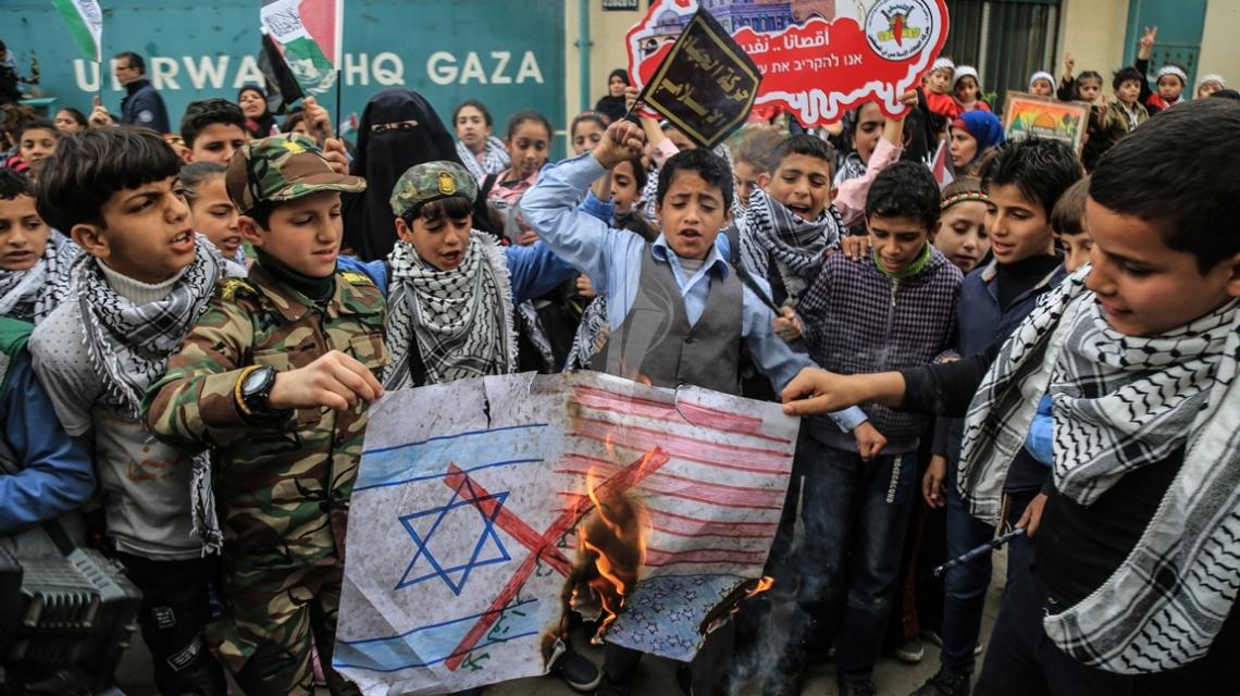 بالصور :العمل النسائي لحركة الجهاد الإسلامي في فلسطين ينظمتظاهرة  للأشبال والزهرات تضامنا ونصرة للقدس.  امام مقر الانروا بمدينة غزة