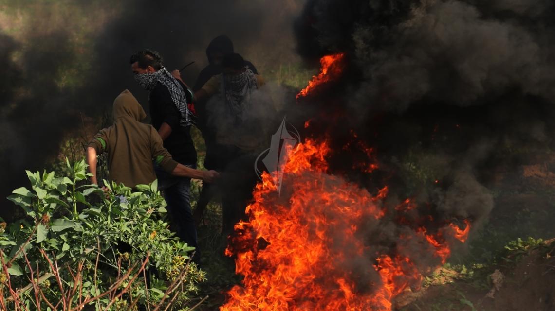 بالصور:مواجهات عنيفة مع قوات الاحتلال على حدود قطاع غزة في جمعة أصحاب الأرض