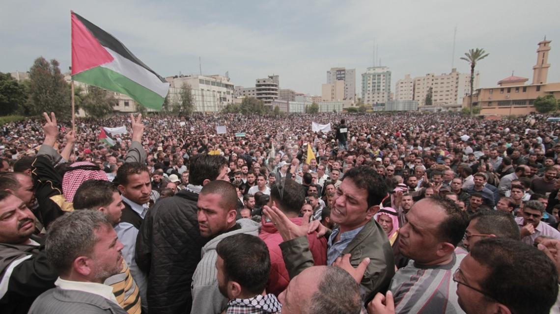 بالصور: مسيرة حاشدة ضد قرار خصم الرواتب لموظفين السلطة فى ساحة السرايا بغزة