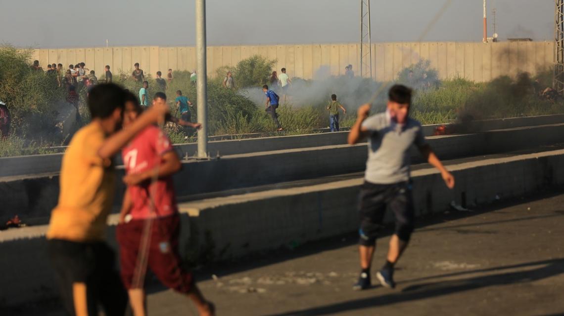 فلسطينيون يتظاهرون قرب معبر بيت حانون ضمن فعاليات مسيرات العودة