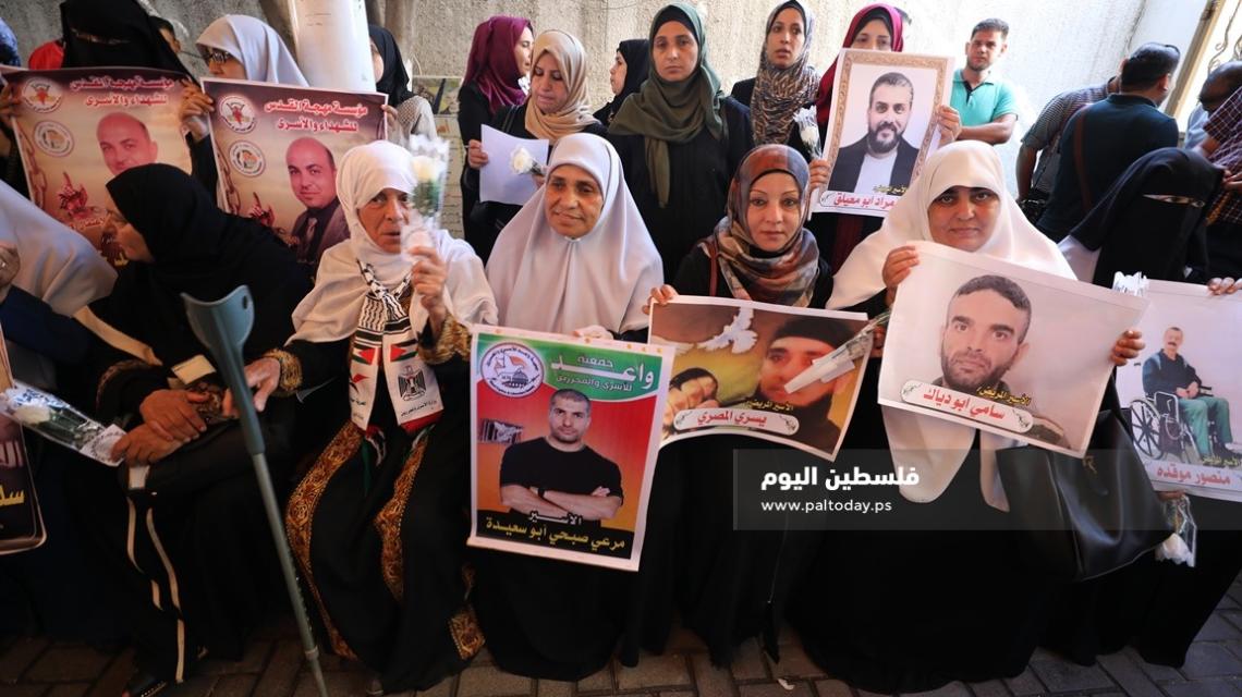 اعتصام اهالى الاسرى امام مقر الصليب الاحمر بمدينة غزة