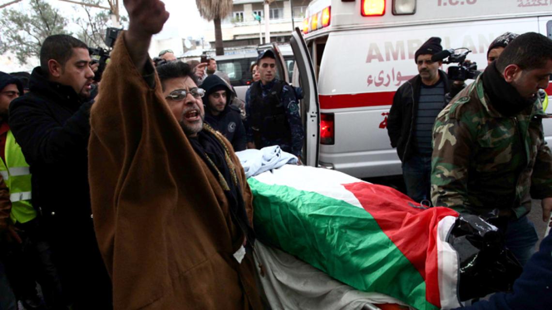 بالصور:ذوو الشهيدة أشرقت قطناني (16عاما) من نابلس يتسلمون جثمانها.
