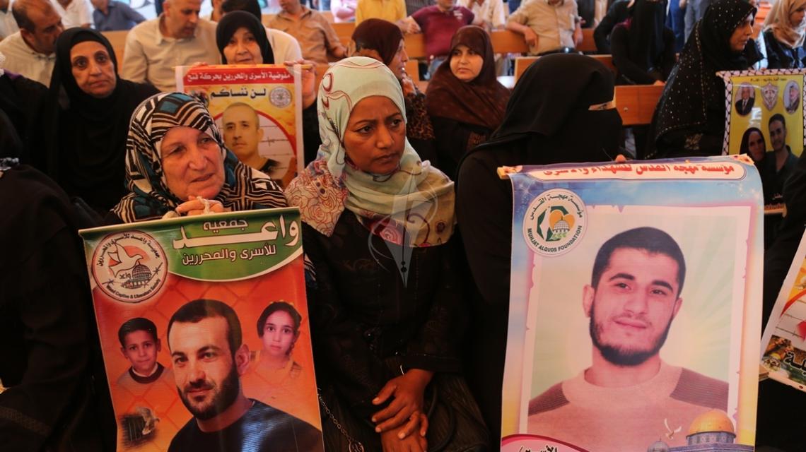 بالصور: اعتصام اهالى الاسرى امام مقر الصليب الاحمر بمدينة غزة