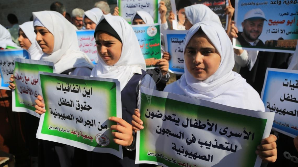 بالصور:أطفال من غزة يتضامنون أمام الصليب نصرة للأسرى الأطفال في سجون الاحتلال