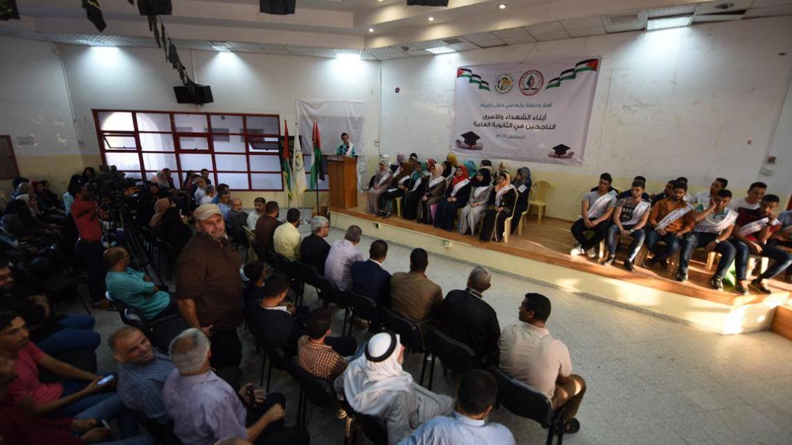 بالصور : مهجة القدس تكّرم أبناء الشهداء والأسرى المتفوقين بالثانوية العامة