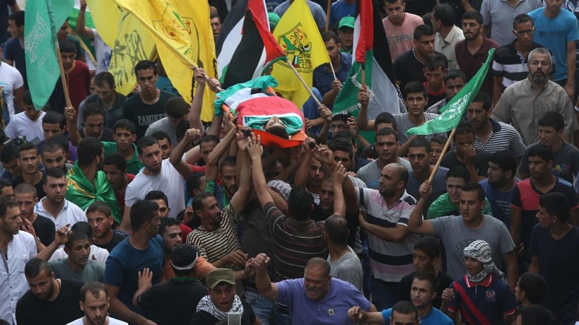 بالصور:طولكرم - جماهير بلدة بلعا تشيع جثمان الشهيد حذيفة سليمان الى مثواه الاخير.