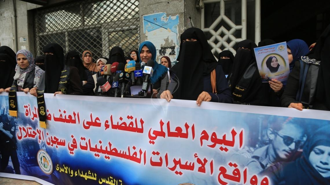 بالصور:مؤسسة مهجة القدس ودائرة العمل النسائي تنظمان وقفة تضامنية مع الاسيرات في دير البلح ومدينة غزة