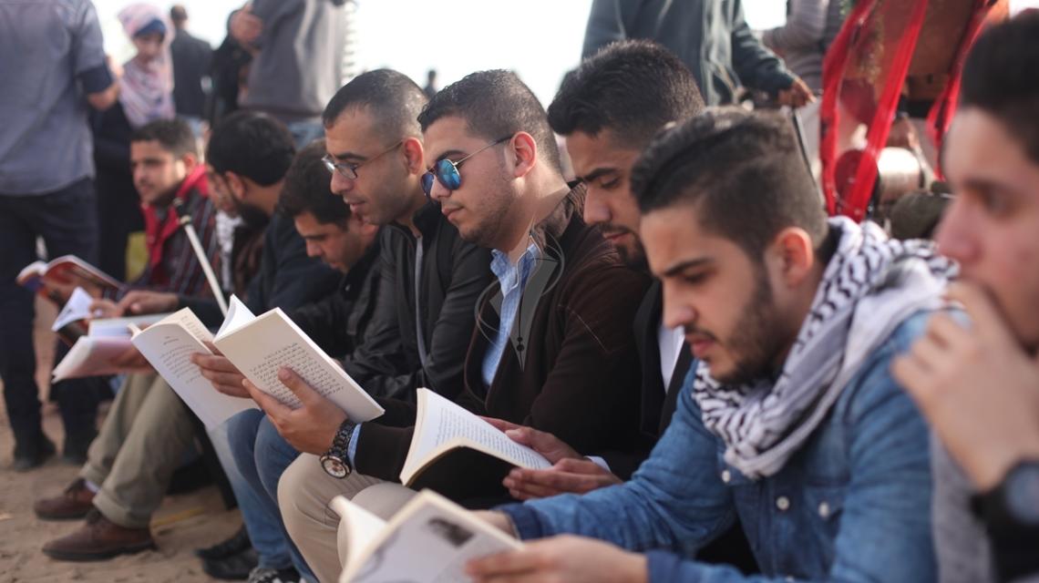 بالصور:سلسلة بشرية للقراءة في غزة دعمًا لـانتفاضة القدس