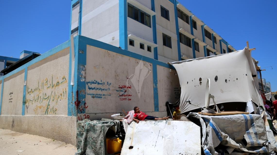 بالصور:مواطنون يفترشون داخل الخيام بعد ان قامت الانروا بإغلاق مراكز الإيواء