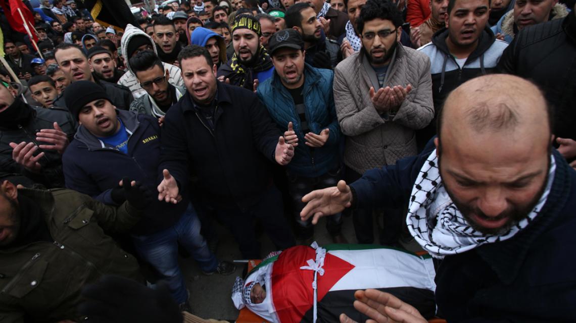 بالصور: مواطنون يشيعون جثمان الشهيدة أشرقت قطناني (16 عام). تصوير: ايمن نوباني