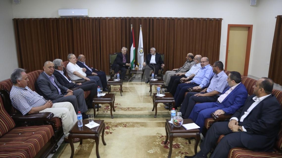 بالصور  :هنية  بغزة يلتقي وفد لجنة الانتخابات المركزية برئاسة د. حنا ناصر