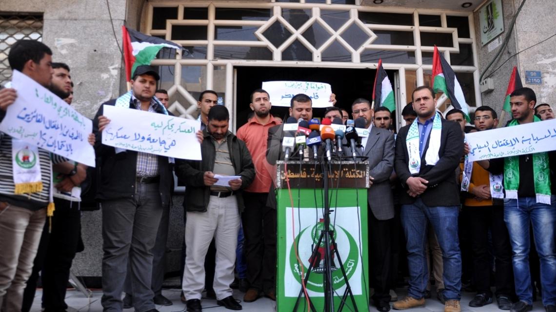 بالصور:وقفة للكتلة الإسلامية بغزة تنديداً باعتقال السلطة لطلاب الكتلة بعد فوزهم بانتخابات جامعة بيرزيت