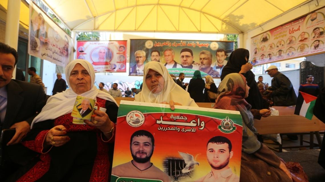 اعتصام اهالي الاسرى داخل مقر الصليب الاحمر بغزة