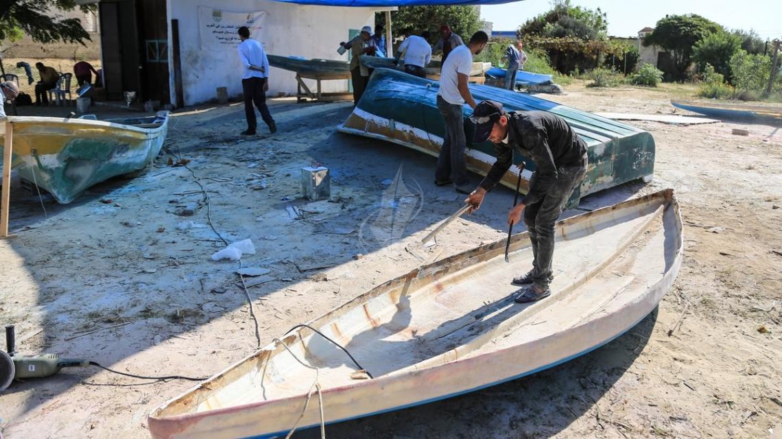 بالصور اعادة تاهيل مراكب الصيادين بغزة بعد اعتداء الاحتلال عليها