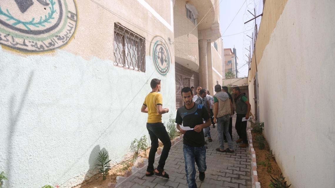 بالصور:الداخلية بغزة تفرج عن 156 نزيلاً من السجون