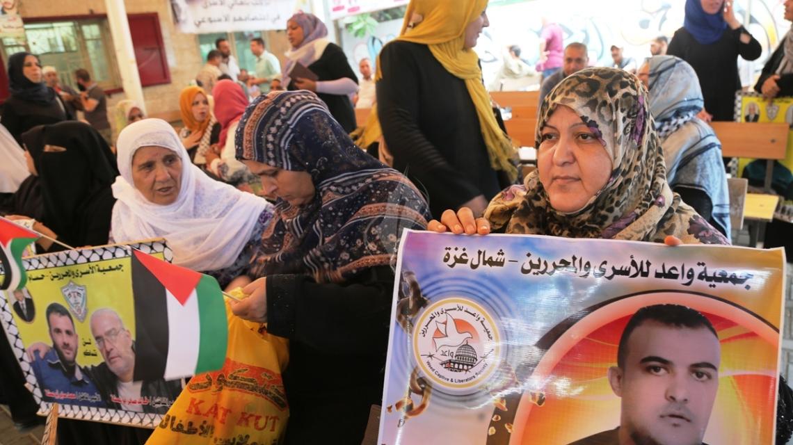 بالصور:اعتصام اهالى الاسرى امام مقر الصليب الاحمر بمدينة غزة