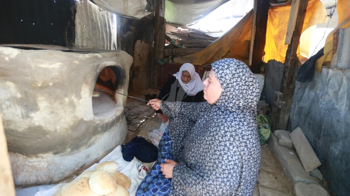 بالصور:نساء من غزة يخبزن على افران الطين للتغلب على مشاكل الغاز والكهرباء