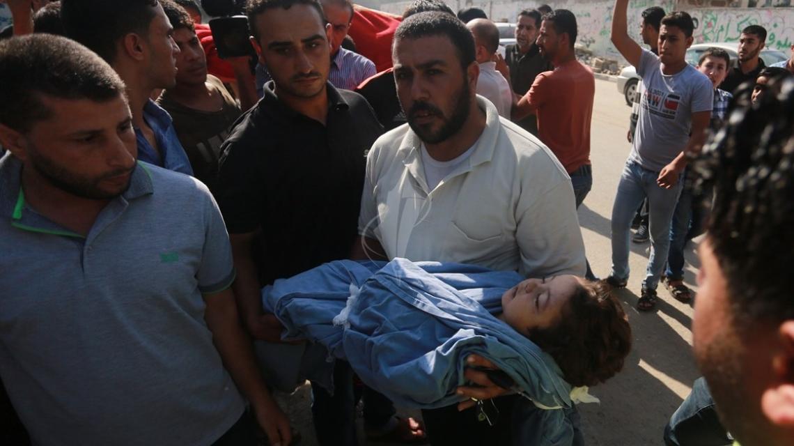 بالصور:غزة تودع شهيدتي عائلة حسان اللتان ارتقتا إثر قصف طائرات الاحتلال لمنزلهما بحي الزيتون