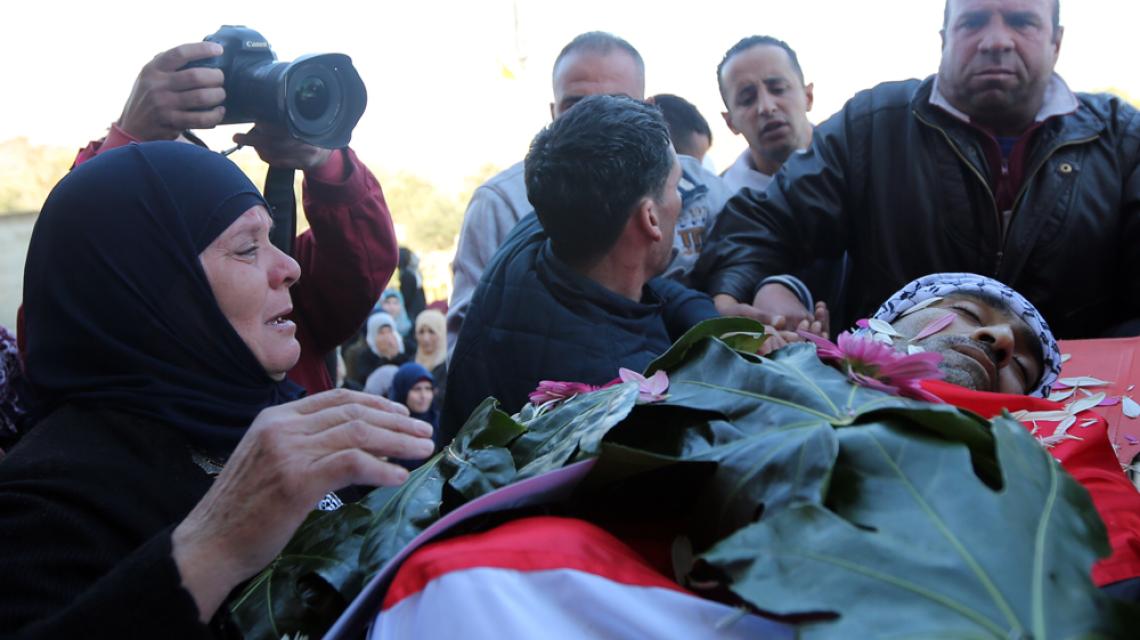 بالصور: جماهير قرية سنجل شمال رام الله يشيعون جثمان الشهيد نشأت منصور الى مثواه الاخير. تصوير: مصطفى ابو دية