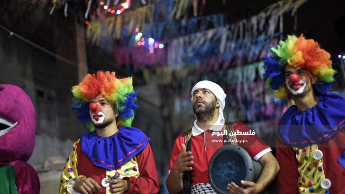 مسحراتي بزي" المهرجين " يتجولون فى شوارع قطاع غزة 